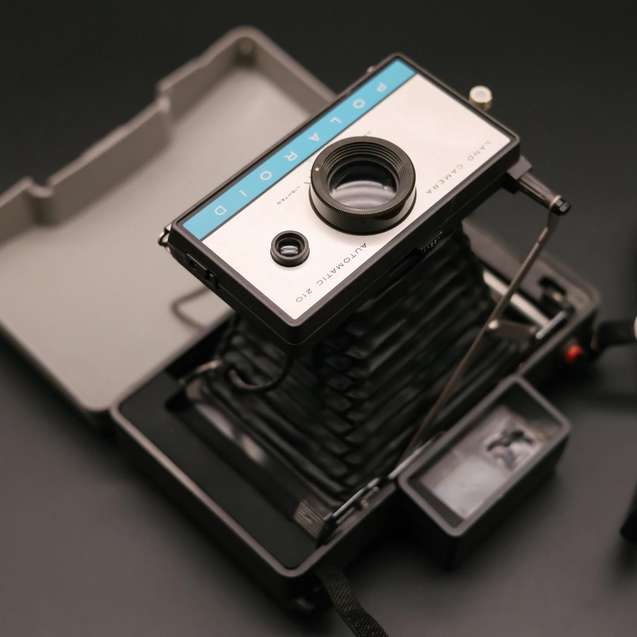 Polaroid 210 - UNTESTED - sold purely for interior design - DO NOT ASK IF IT WORKS - this is sold as - Image 5