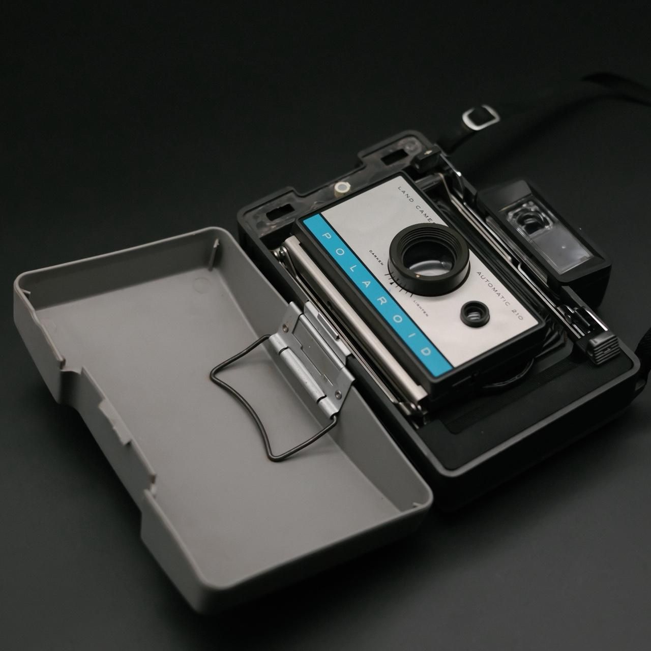 Polaroid 210 - UNTESTED - sold purely for interior design - DO NOT ASK IF IT WORKS - this is sold as